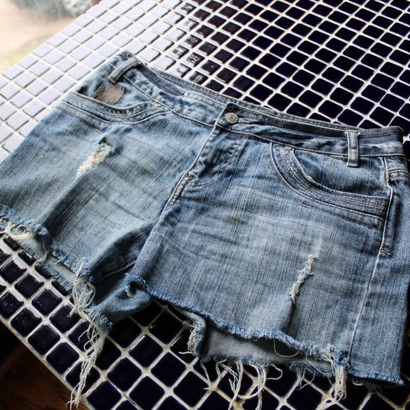 A.N.A. DISTRESSED CUT OFF STRETCH JEAN SHORTS 10-EUC - Picture 4 of 6